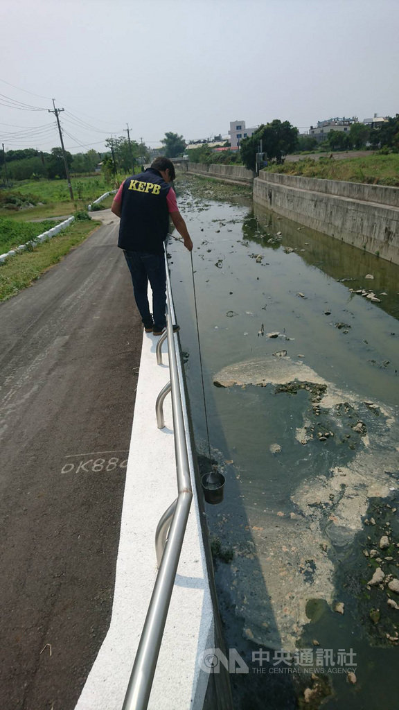 高雄市燕巢區海城橋至筆秀橋溝渠遭投訴有油污,環保局3日派員前往勘查採樣,推測為日照充足下藻類增生所致,後續將不定期針對附近查察是否有不肖業者藏匿住宅區從事不法污染情事。(高市環保局提供)中央社記者程啟峰高雄傳真 109年4月3日