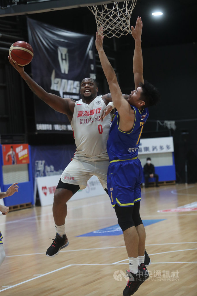 第17季超級籃球聯賽(SBL)3日在新北市晧宇國際亞洲區籃球培訓中心舉辦,台灣銀行最終以85比82擊敗裕隆納智捷,台銀查爾斯.米歇爾(白衣)拿下26分。中央社記者吳家昇攝 109年4月3日