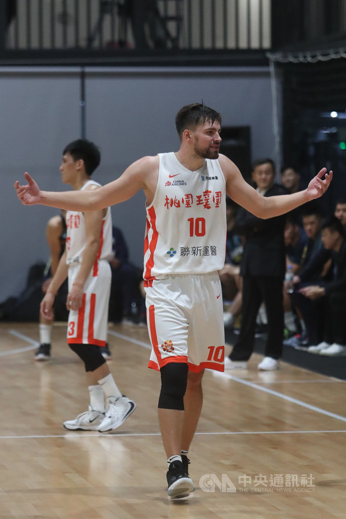 第17季超級籃球聯賽(SBL)3日在新北市晧宇國際亞洲區籃球培訓中心舉行,桃園璞園建築以88比79擊敗高雄九太,璞園愛德(前)第三節因向裁判抱怨,領到2次技術犯規,遭驅逐出場。中央社記者吳家昇攝 109年4月3日