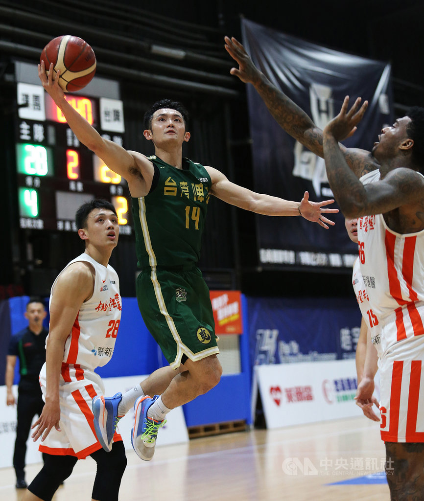 超級籃球聯賽(SBL)台灣啤酒在3月賽事拉出一波9連勝,打破隊史紀錄,其中隊長蔣淯安(中)獲選為3月最佳球員,他說,「最終的目標仍是總冠軍獎盃,球季尚未結束,真正的挑戰才正要開始」。(中華民國籃球協會提供)中央社記者黃巧雯傳真 109年4月3日