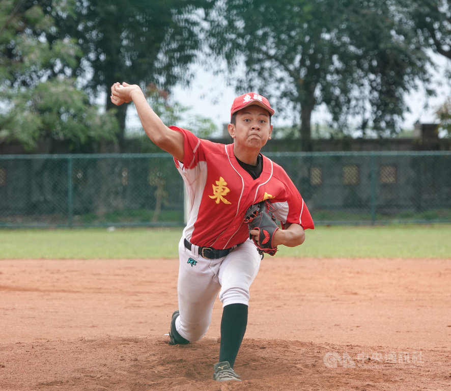 2020年東岸聯盟U18棒球邀請賽,台東體中(東體紅)隊3日預賽最終戰與勁敵穀保家商交手,高一投手胡峻瑋(圖)直球有卡特球味道,先發投5.1局失掉3分,隊友打線支援,終場以5比3拿勝。中央社記者謝靜雯攝 109年4月3日