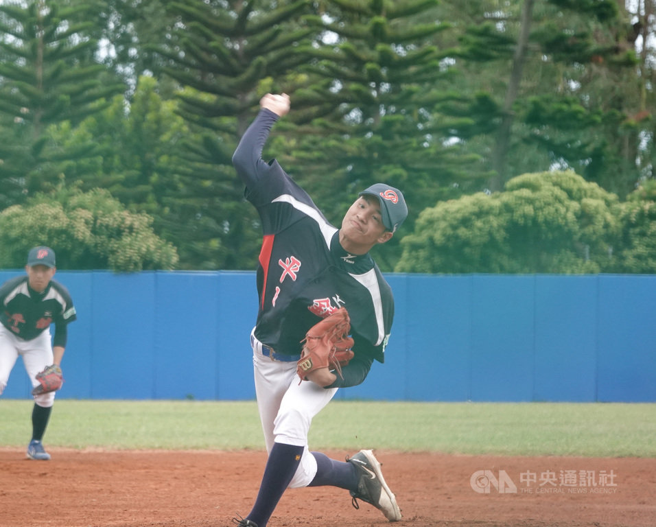 2020年東岸聯盟U18棒球邀請賽,平鎮高中高一投手黃保羅(圖)3日與新北市聯隊交手,投出完封勝,率隊以2比0晉冠軍戰。中央社記者謝靜雯攝 109年4月3日