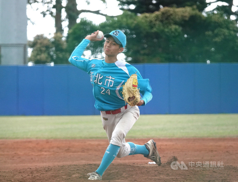 2020年東岸聯盟U18棒球邀請賽季軍戰4日開打,新北市聯隊投手姚恩多最後一刻才被放入名單,中繼6局無失分、好投壓制,率隊以5比2拿勝,收下季軍。中央社記者謝靜雯攝 109年4月4日