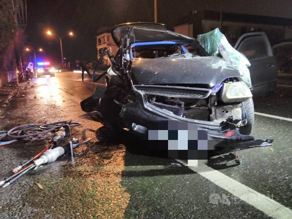 宜蘭縣消防局4日表示,壯圍鄉壯濱路四段3日晚上發生一輛轎車疑似衝撞路旁電線桿車禍,造成1死2傷,車禍原因由警方釐清調查。(宜蘭縣消防局提供)中央社記者沈如峰宜蘭縣傳真 109年4月4日