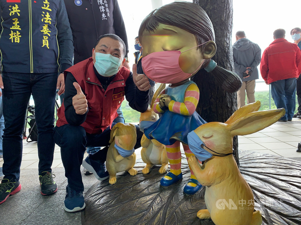 新北市長侯友宜(左)4日上午到淡海輕軌紅樹林站視察防疫工作,並向現場工作人員加油打氣。中央社記者葉臻攝 109年4月4日