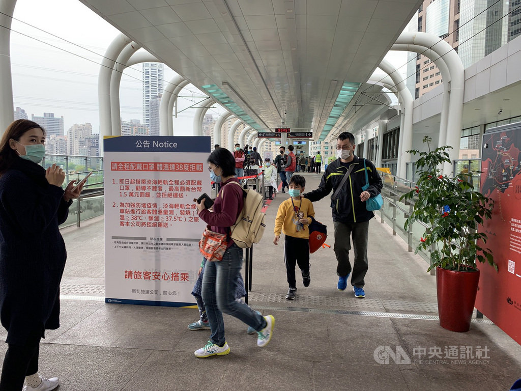新北市執行搭乘大眾運輸全面戴口罩措施,未依規定戴口罩且屢勸不聽者,最高將處新台幣1萬5000元罰鍰並拒絕載送。中央社記者葉臻攝 109年4月4日