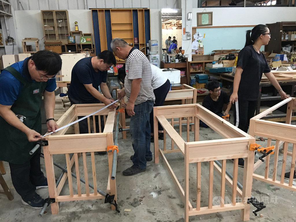 大甲高中設有以手作傢俱為主的專門學程設計群課程,近年透過教育部的「教師赴公民營機構或產業研習」計畫,和大甲在地的「八十一木工場」合作,邀請經驗豐富的木工師傅指導。(教育部提供)中央社記者陳至中台北傳真 109年4月4日