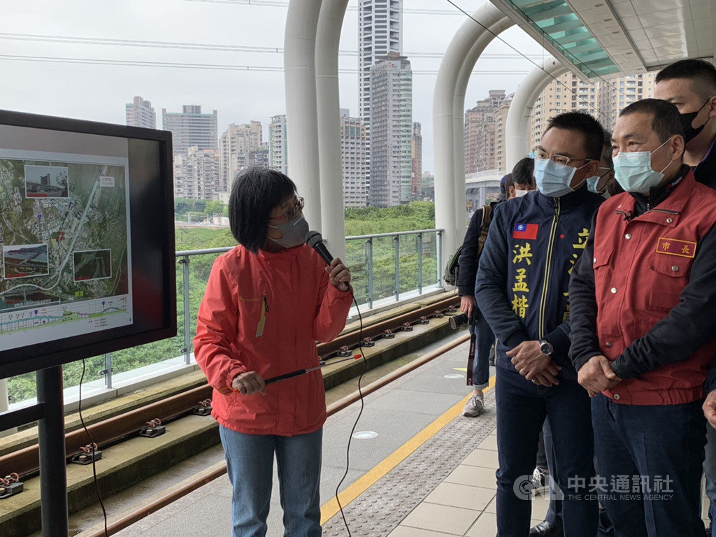 新北市長侯友宜(前右)4日視察淡北道路工程,聽取新北市政府工務局簡報。中央社記者葉臻攝 109年4月4日
