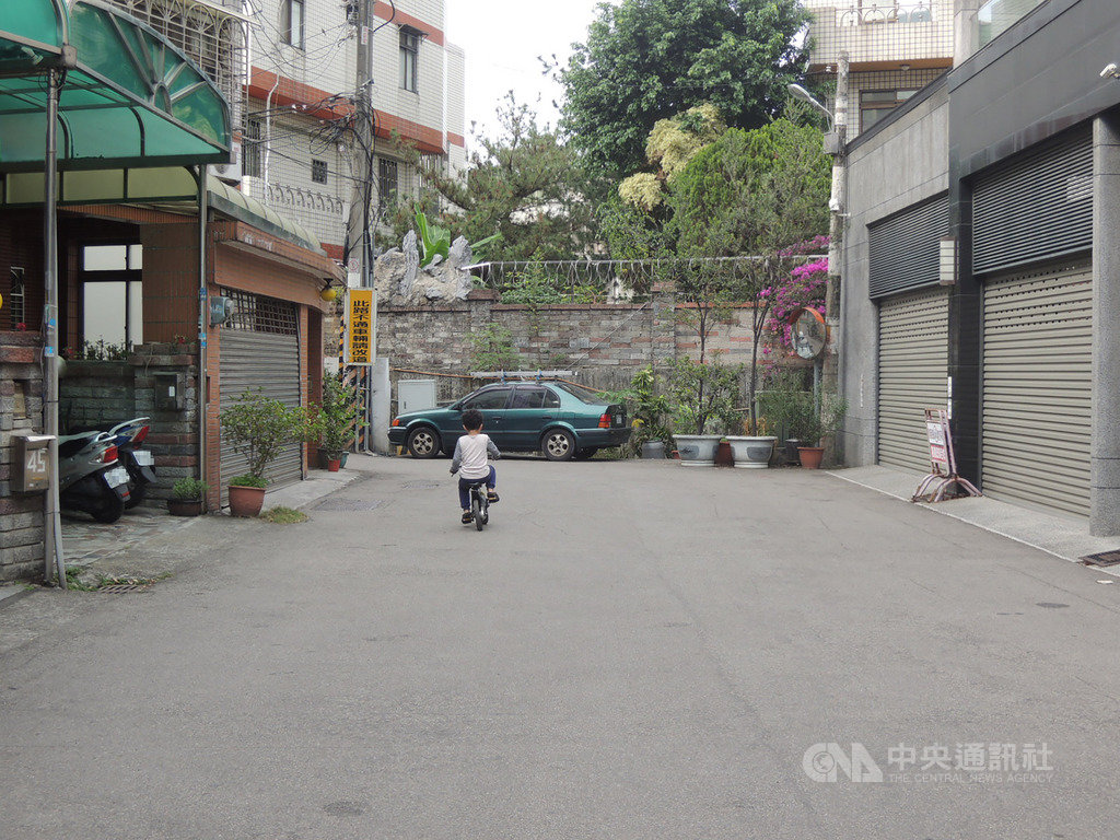 台中市大里區一名5歲男童3日騎腳踏車不慎撞上停在民宅門口的特斯拉電動車,警方據報到場後依規定對男童酒測,引發議論;男童4日照舊在巷內騎車遊玩。中央社記者郝雪卿攝 109年4月4日