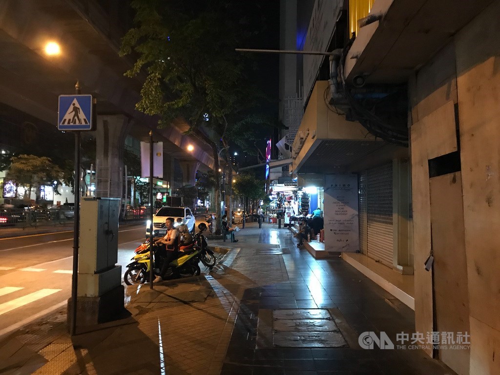 泰國政府2日宣布,從3日起實施宵禁,每天晚間10時到翌日凌晨4時所有民眾禁止出門。圖為曼谷市中心席隆區(Silom)道路冷清的景象。中央社記者呂欣憓曼谷攝 109年4月2日