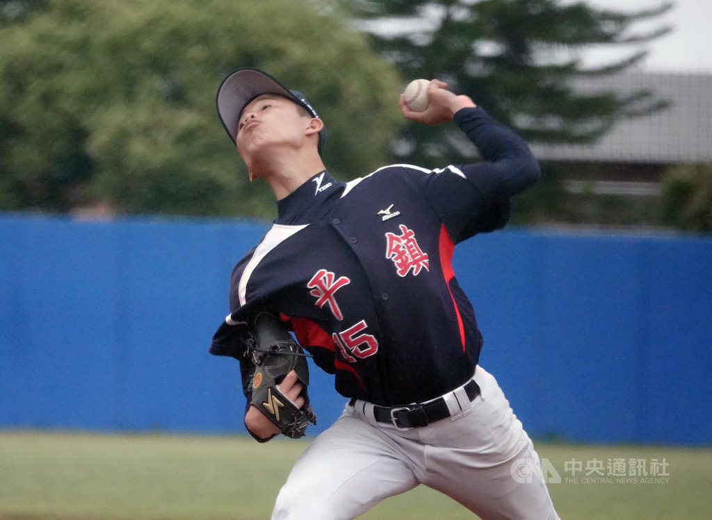2020年東岸聯盟U18棒球邀請賽冠軍戰4日開打,平鎮高中後援投手林紹恩投7.1局,僅失1分責失分,可惜平鎮終場仍以3比5吞敗,拿下亞軍。中央社記者謝靜雯攝 109年4月4日