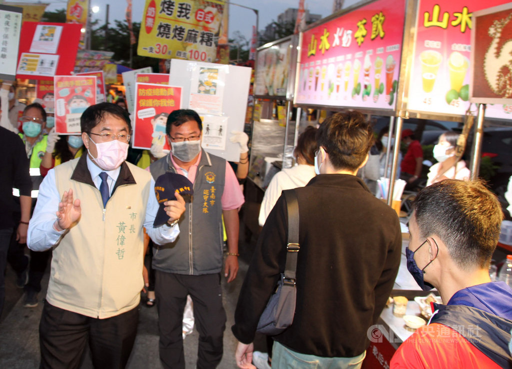 武漢肺炎(2019冠狀病毒疾病,COVID-19)疫情蔓延,台南市長黃偉哲(前左)4日晚間親赴易有人潮聚集的夜市,向民眾加強宣導防疫,呼籲民眾保持安全社交距離。中央社記者楊思瑞攝 109年4月4日