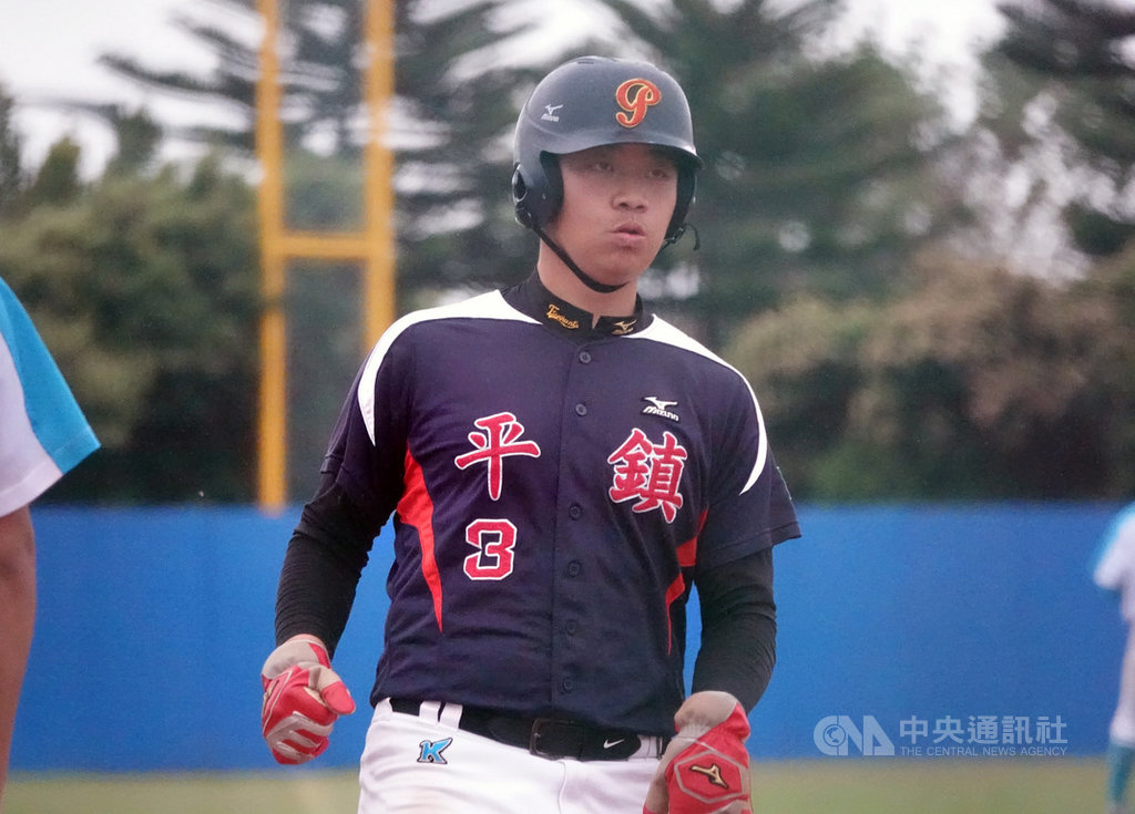2020年東岸聯盟U18棒球邀請賽4日進行冠軍戰,平鎮高中野手陳佳樂今年賽會打擊表現突出,賽後獲頒打擊獎第2名。中央社記者謝靜雯攝 109年4月4日