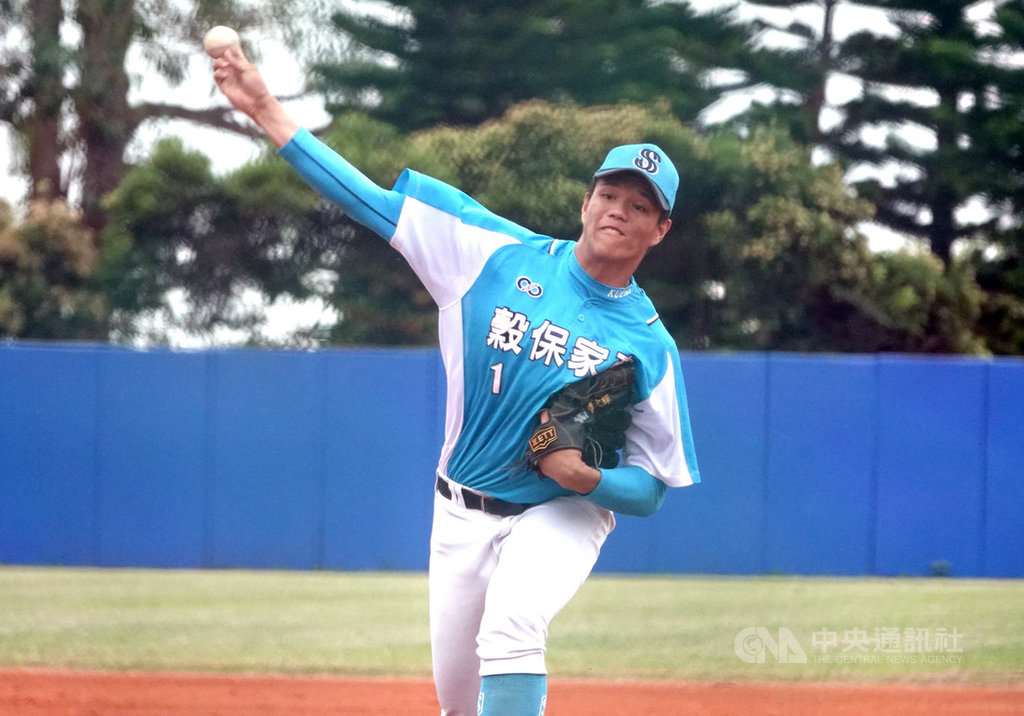 2020年東岸聯盟U18棒球邀請賽冠軍戰,穀保家商「火球男」潘文輝4日先發登板5局飆6K、最快球速149公里,好投壓制對手打線,率隊奪冠,賽後獲頒MVP。中央社記者謝靜雯攝 109年4月4日