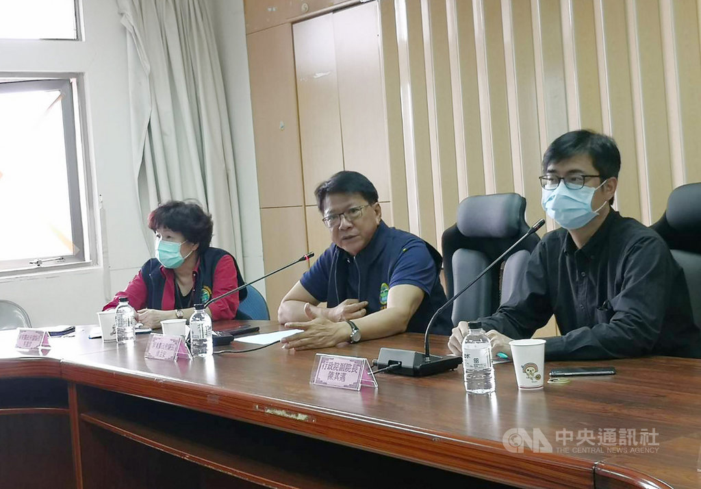墾丁連假期間湧人潮,屏東縣防疫中心4日直接前進恆春半島,再增加成立緊急指揮中心,由縣長潘孟安(中)親自坐鎮,相關局處單位派員進駐,與行政院副院長陳其邁(右)等人透過會議再次整備防疫措施。(屏東縣政府提供)中央社 109年4月4日