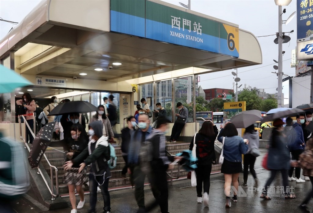 中央流行疫情指揮中心指揮官陳時中3日宣布,搭乘大眾運輸工具應全面戴口罩,若沒戴口罩會予以勸導,勸導不聽就會予以處分,開罰新台幣3000元至1萬5000元。中央社記者張皓安攝 109年4月3日