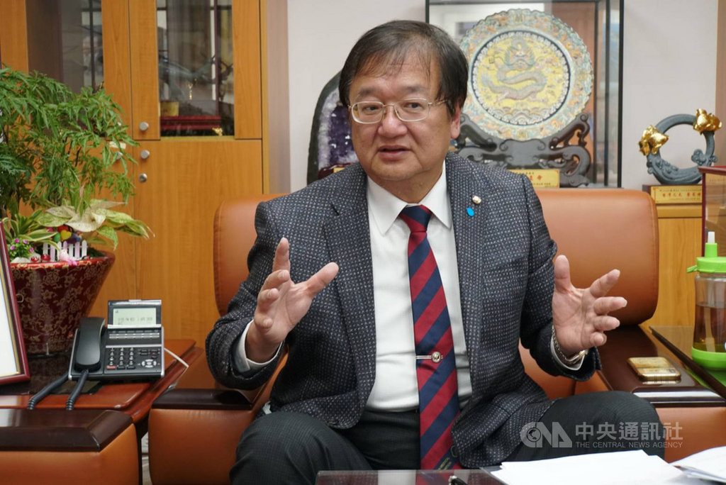 中華民國醫師公會全國聯合會理事長邱泰源指出,所有基層醫護人員對於病人都有一份責任感在,面對疫情還是要勇敢去治療病人,承受來自家人的壓力、可能遭受感染的風險、醫療物資可能缺乏等多重壓力,相當辛苦。中央社記者王揚宇攝 109年4月4日