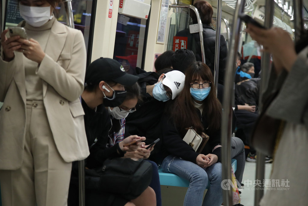 中央流行疫情指揮中心宣布,搭大眾運輸工具應戴口罩,勸導不聽最重罰新台幣1萬5000元。交通部次長祁文中4日表示,初期會優先勸導,勸導不服才會開罰。中央社記者張新偉攝 109年4月4日