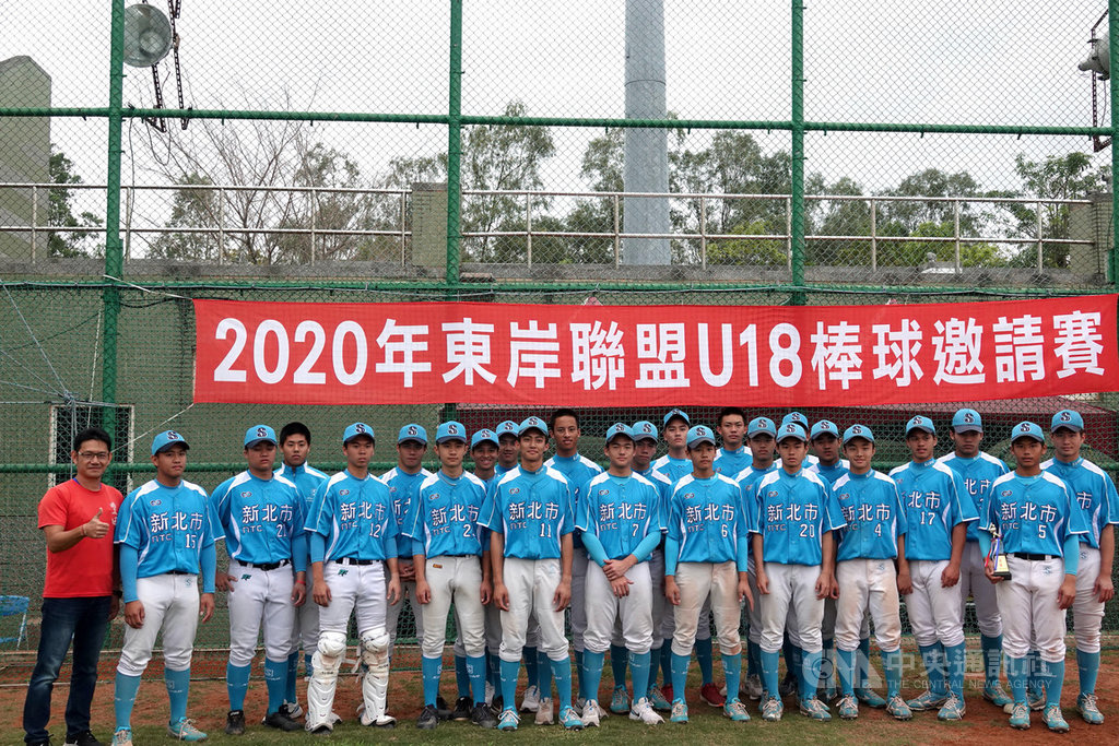 2020年東岸聯盟U18棒球邀請賽,4日展開季軍戰,由新北市聯隊(圖)與台東大學交手,終場由新北聯隊以5比2拿下季軍。中央社記者謝靜雯攝 109年4月4日