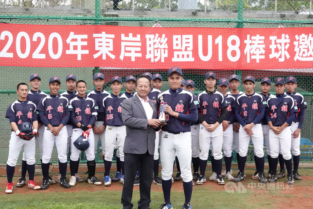 2020年東岸聯盟U18棒球邀請賽4日舉行冠軍戰,平鎮高中(圖)與穀保家商交手,平鎮打線前半段無法突破,終場以3比5吞敗、拿下亞軍。中央社記者謝靜雯攝 109年4月4日