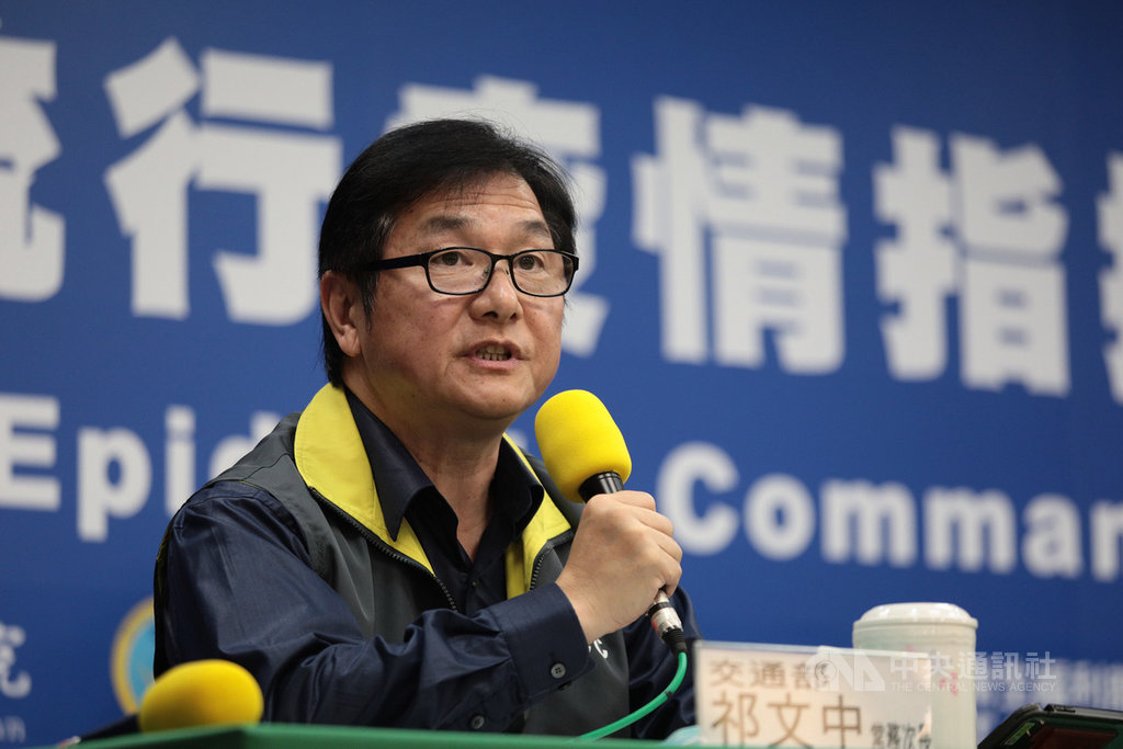 交通部次長祁文中4日出席中央流行疫情指揮中心記者會,說明搭大眾運輸規定戴口罩,是依據「防疫社交距離指引」,且亦禁止用餐,台鐵及高鐵自5日起,列車上將全面停售便當、推車飲料、食品,高鐵列車內的自動販賣機也暫停服務。(中央流行疫情指揮中心提供)中央社 109年4月4日
