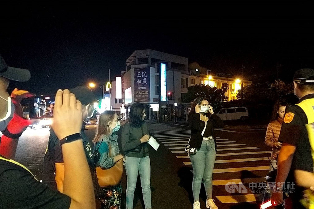 清明連假墾丁湧進大量國內外遊客,屏東縣疫情指揮中心也持續加強防疫宣導,警方也派員於人潮聚集熱點巡視,提醒外籍遊客配合防疫、戴上口罩。(恆春警分局提供)中央社 109年4月4日