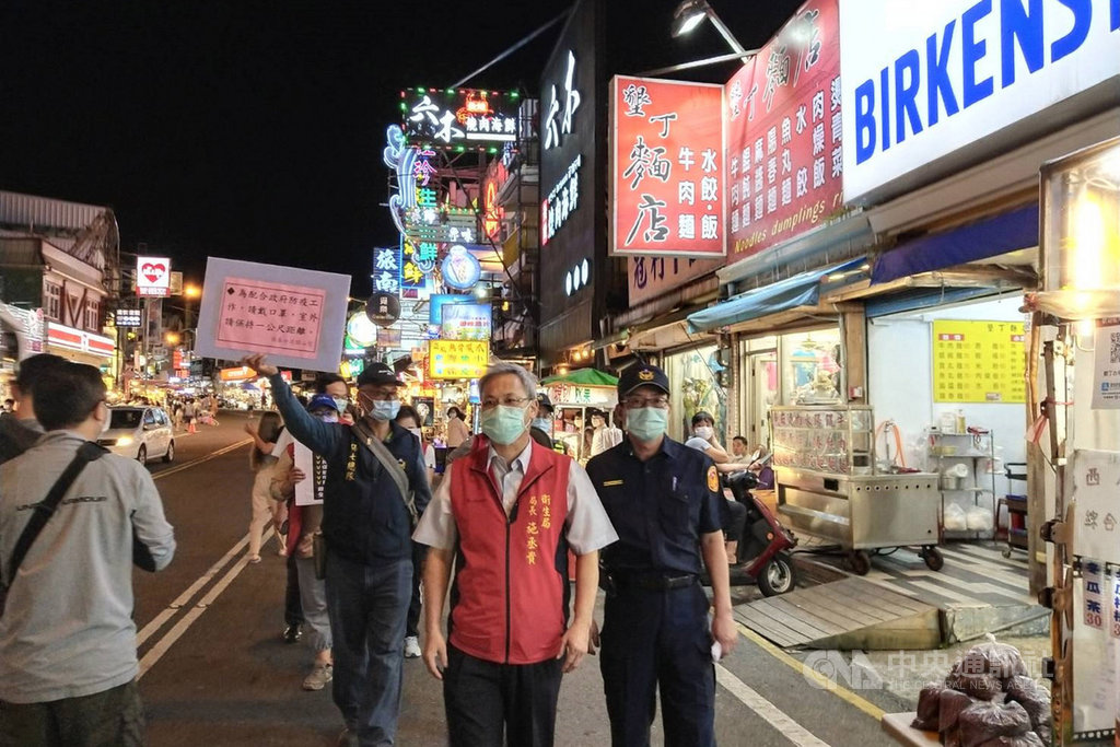 清明連續假期墾丁地區湧進大量人潮,屏東縣疫情指揮中心4日下午增設恆春前進指揮所,衛生局長施丞貴(前右2)與警方一同走上街頭,加強防疫宣導。(恆春警分局提供)中央社 109年4月4日
