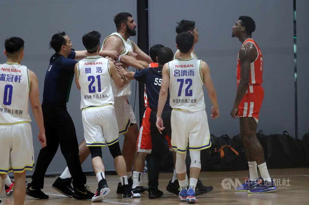第17季SBL超級籃球聯賽例行賽,4日晚間由裕隆納智捷對上桃園璞園建築,裕隆洋將布拉(左4)與璞園洋將賈西亞(右)一度發生衝突,隊友裁判皆上前勸阻。中央社記者吳家昇攝 109年4月4日