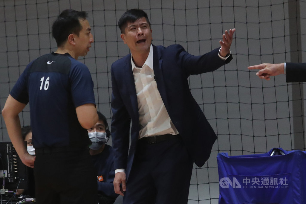 第17季超級籃球聯賽(SBL)下半季例行賽持續展開,4日晚間由裕隆納智捷對上桃園璞園建築,裕隆執行教練李啟億(右)因選手犯規問題與裁判爭論。中央社記者吳家昇攝 109年4月4日