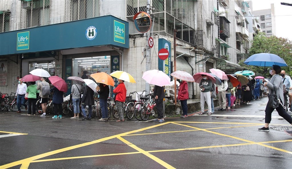台灣在武漢封城第2天就宣布限制口罩出口,對岸官媒批評台灣,卻刻意不提台灣當時口罩主要從大陸進口、必須考量自身防疫需求的事實。圖為民眾3月28日在藥局前排隊買口罩。中央社記者張新偉攝 109年3月31日