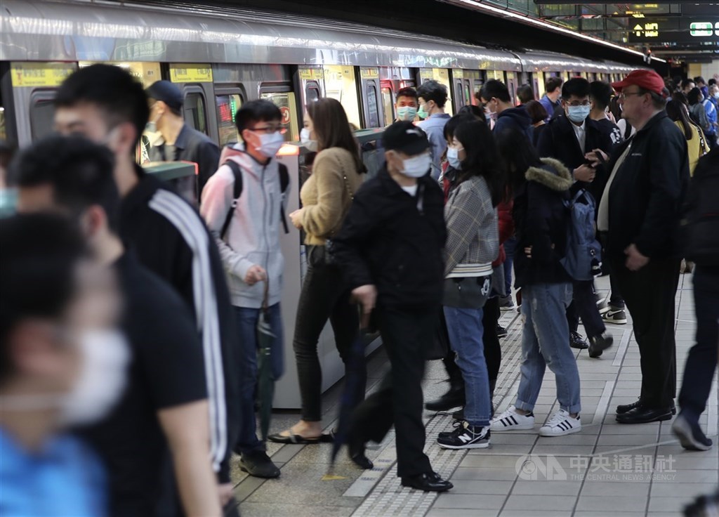 為防止疫情擴散,即日起搭乘大眾運輸工具應戴口罩,勸導不聽將開罰新台幣3000元至1萬5000元,若有故意擾亂秩序行為,也會處分。中央社記者張皓安攝 109年4月3日