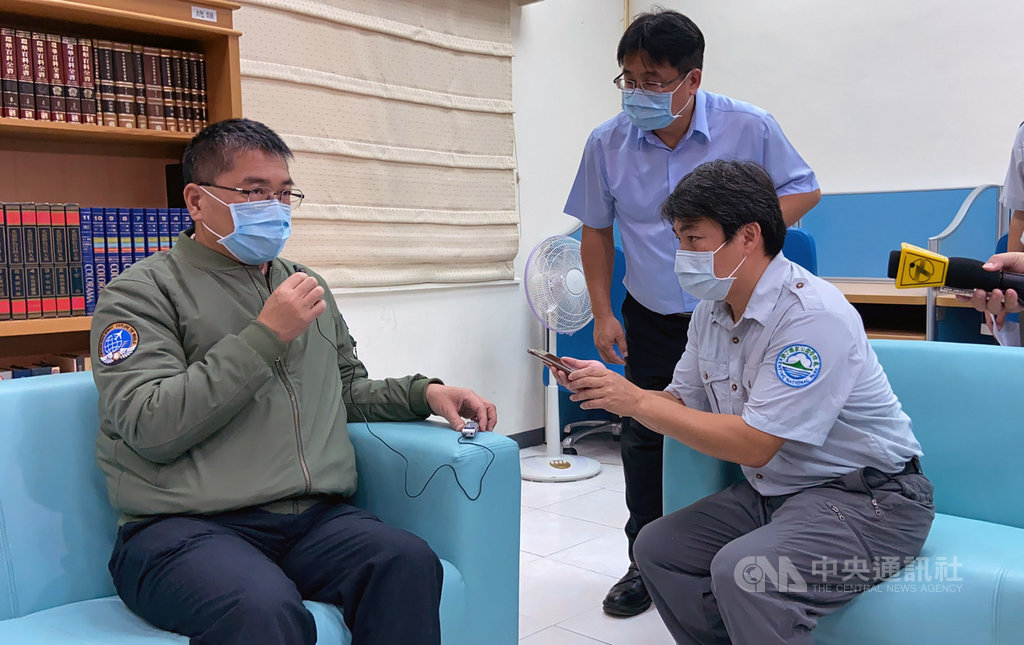 清明連續假期仍需留心防疫,內政部長徐國勇(左)4日到墾丁視察時發現,外籍遊客多沒戴口罩,因此除錄製國、台語防疫宣導廣播,也請墾管處錄製英語版向外國人加強宣導。中央社 109年4月4日