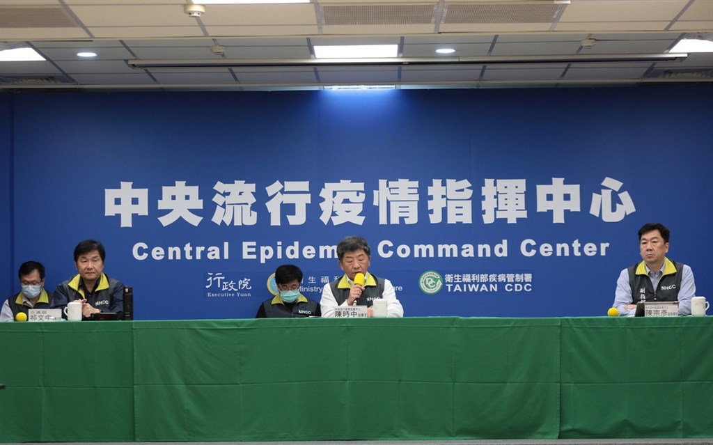 中央流行疫情指揮中心發言人莊人祥(後左)4日在記者會上表示,奧捷旅遊團2名無症狀卻肺浸潤團員經檢驗確診武漢肺炎,預計5日才會發布。(中央流行疫情指揮中心提供)中央社 109年4月4日