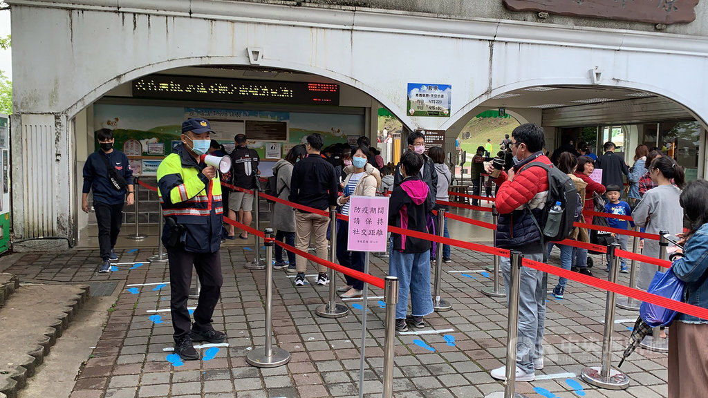 清明連假期間,各大景點湧現人潮,為提醒遊客保持防疫社交距離,南投警方出動員警前往清境農場售票處,持大聲公呼籲民眾排隊時務必保持一定距離。(南投縣警察局提供)中央社記者吳哲豪傳真 109年4月4日