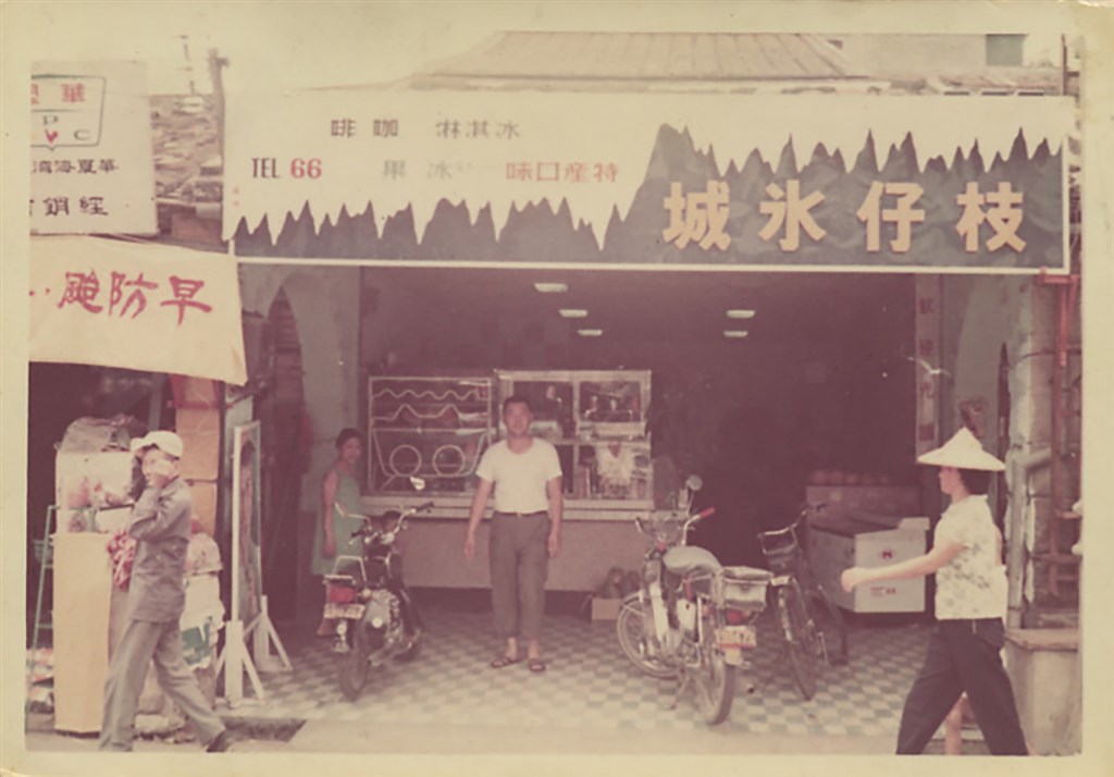 從枝仔冰城後,全旗山開始流行冰品風,旗山仕紳吳見草、街長陳順和等人看到冰品的商機和需求,在枝仔冰城開業的兩年後,也紛紛加入冰品大戰。圖為枝仔冰城往昔舊照。(枝仔冰城提供)