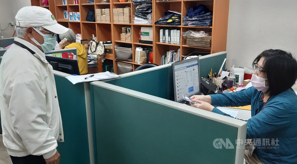 宜蘭羅東聖母醫院義大利籍神父呂若瑟因家鄉武漢肺炎疫情嚴峻,向外求援,醫院社會責任暨募款中心主任李麗秋(右)4日與員工犧牲假期,處理台灣民眾所捐善款。中央社記者沈如峰宜蘭縣攝 109年4月4日
