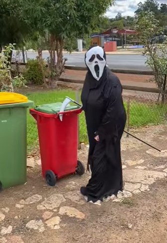 西澳洲的網友羅伯茲,更披上黑袍帶著鐮刀,扮演死神把垃圾桶拖到大街上,他替自己取名為「垃圾桶殺神」(bin reaper),和「死神」的「grim reaper」諧音。(圖取自facebook.com/groups/306002627033697)