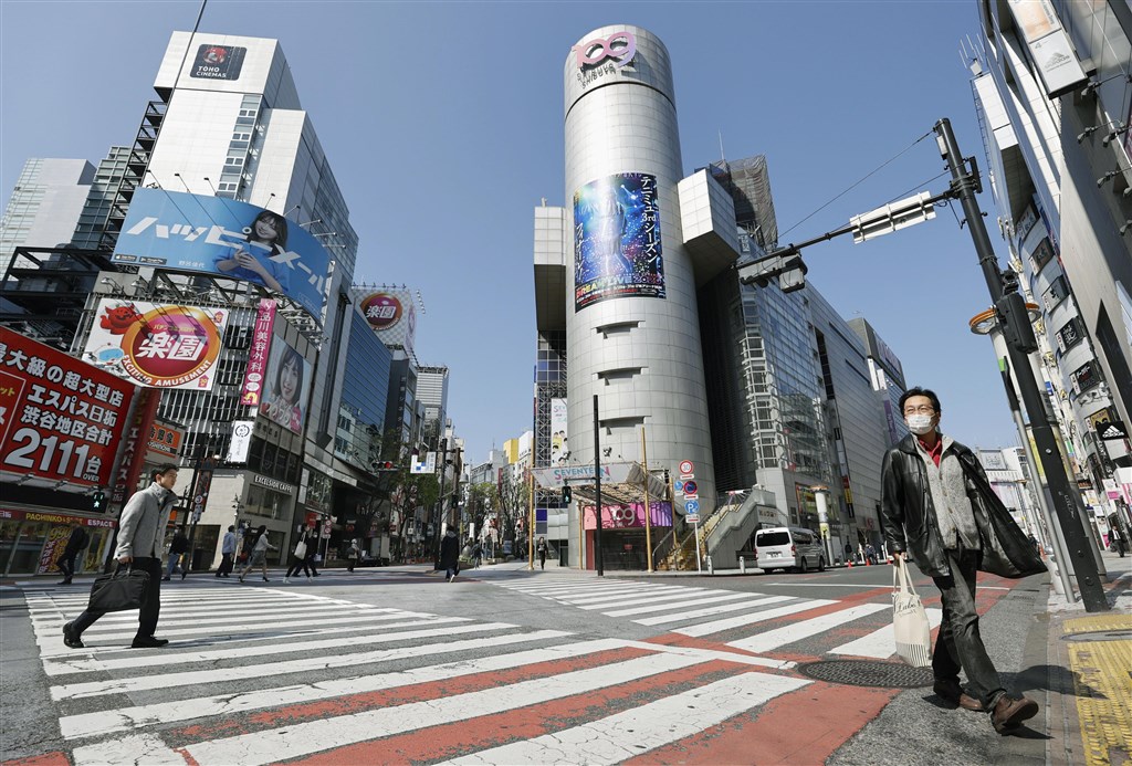 疫情重創日本經濟,日本政府研擬緊急經濟對策,考慮針對所得降至一定水準的家庭,每戶發放30萬日圓現金。圖為4日東京澀谷街頭行人稀少,因政府日前呼籲避免外出。(共同社提供)
