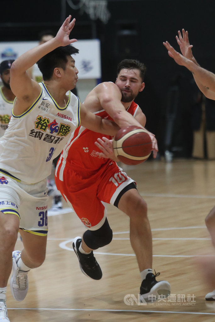 第17季SBL超級籃球聯賽下半季例行賽,4日在新北市晧宇國際亞洲區籃球培訓中心持續展開,桃園璞園建築晚間以109比82擊敗裕隆納智捷,璞園洋將愛德(紅衣)奪下全隊最高的23分。中央社記者吳家昇攝 109年4月4日