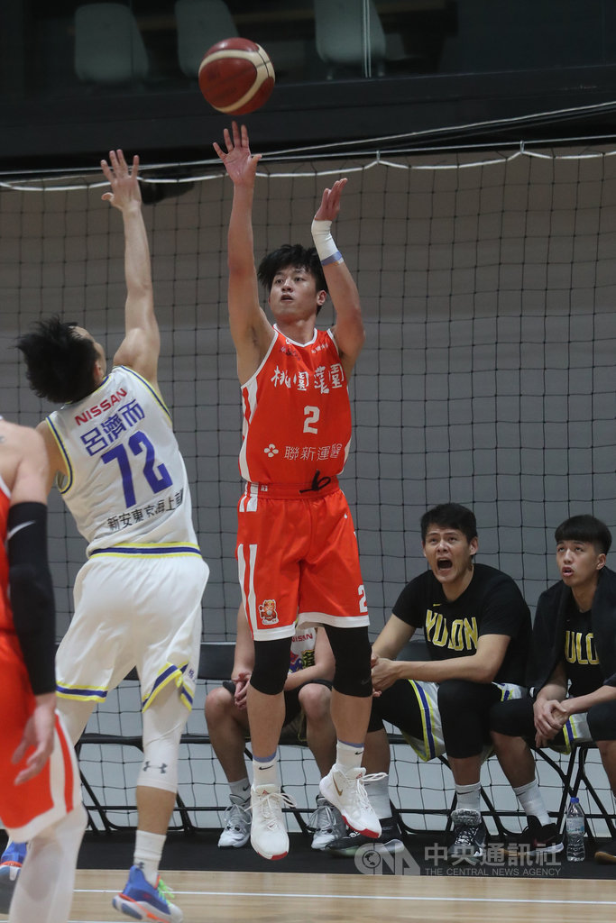 第17季超級籃球聯賽(SBL)4日在新北市晧宇國際亞洲區籃球培訓中心進行例行賽,桃園璞園建築簡偉儒(紅衣)奪下21分,助隊以109比82擊敗裕隆納智捷。中央社記者吳家昇攝 109年4月4日