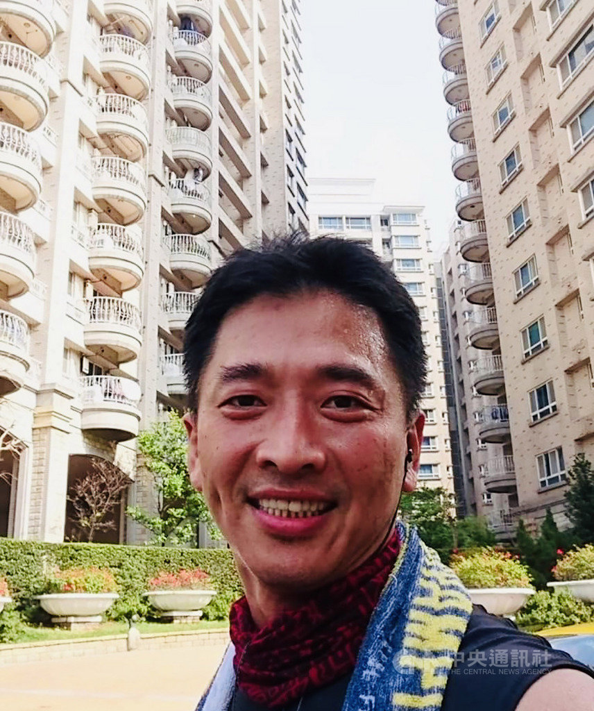 紙風車劇團資深演員鄒宜忠經常演出明知不可為而為之的唐吉軻德,近期受到武漢肺炎(2019冠狀病毒疾病,COVID-19)疫情衝擊,雖然沒有演出,但他仍持續訓練,隨時把自己準備好。(鄒宜忠提供)中央社記者趙靜瑜傳真 109年4月4日
