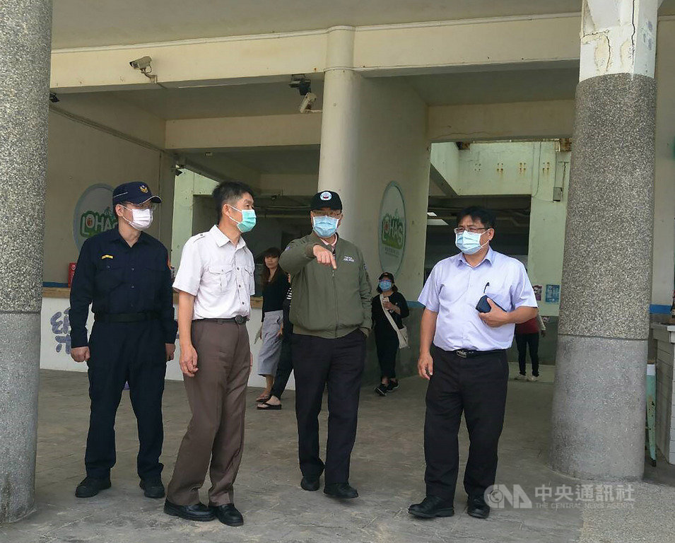 內政部長徐國勇(前右2)4日下午到墾丁國家公園管理處視察防疫情形,慰勉保七總隊等第一線防疫人員辛勞,並到南灣海水浴場了解遊客狀況,並要求墾管處錄製英語版防疫宣導廣播,加強提醒外籍遊客。(墾丁國家公園管理處提供)中央社 109年4月4日
