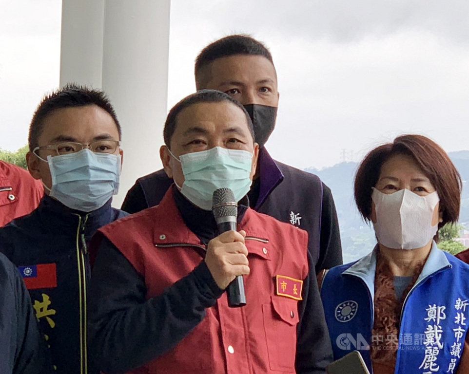 新北市長侯友宜(前中)4日表示,交通局統計上午有10件搭乘大眾運輸工具未戴口罩,6件經勸導後戴上口罩,4件無口罩被拒載,目前為止沒有人因為硬要上車遭開罰。中央社記者葉臻攝 109年4月4日