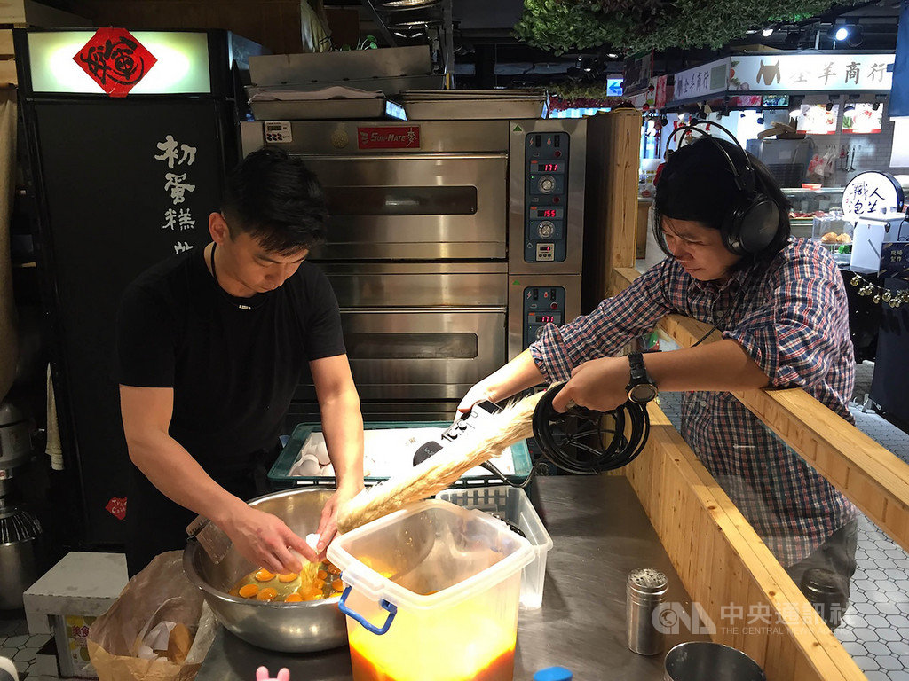 台中第六市場「聲菜計畫」邀請土地成音師李百文(右)以「聲音採集」的手法,記錄市場裡發生的聲音,包括備料、煮菜、炸雞、打蛋、瀝乾麵、煮咖啡等聲響,勾起民眾對吃的慾望。(勤美文創提供)中央社記者鄭景雯傳真 109年4月5日
