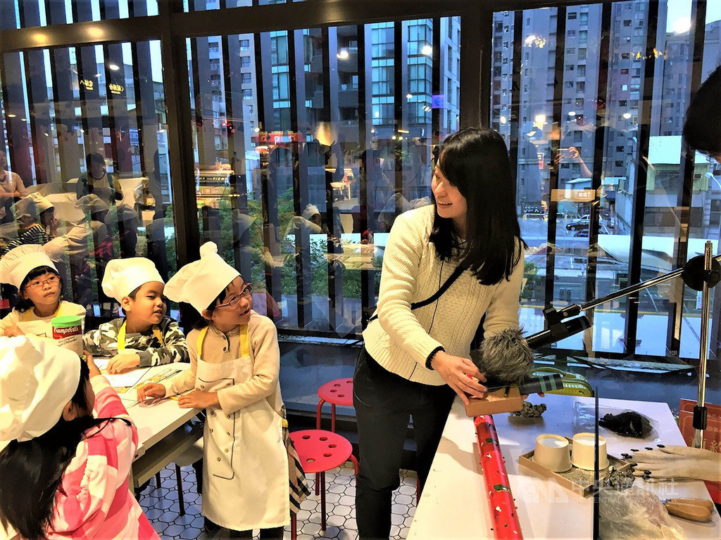 台中第六市場與聲音藝術家合作「聲菜計畫」,以「聲音模擬」為主軸,邀請聲音藝術家鄭婉蒨(右)帶領小朋友扮演「小小造音師」,從市場中找到的食材與餐具,模擬出日常生活中的聲音。(勤美文創提供)中央社記者鄭景雯傳真 109年4月5日