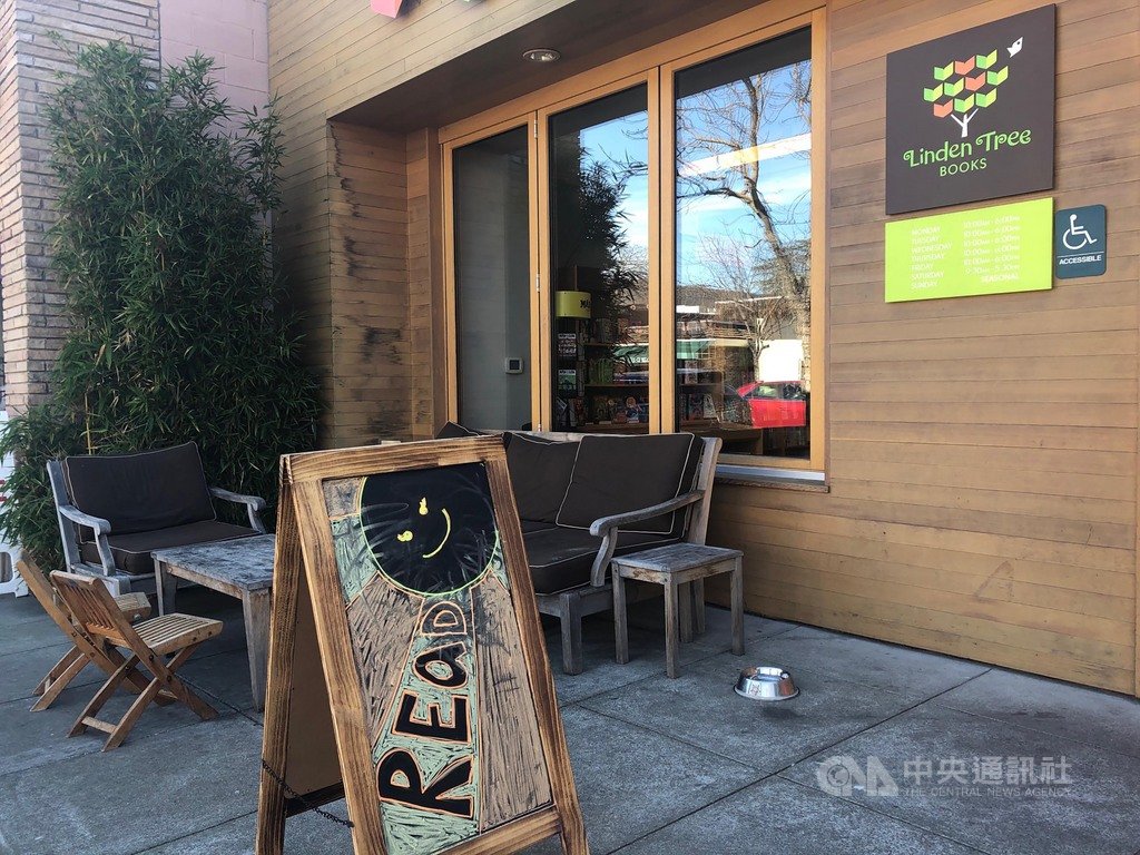加州乃至全美多州實施在家防疫令,百業暫歇,傳統形式經營的書店面臨轉型的挑戰。圖攝於3月15日書店一景。中央社記者周世惠舊金山攝 109年4月5日