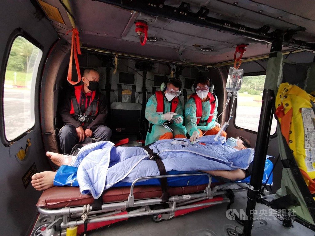 32歲藍姓男子4日傍晚在蘭嶼潛水發生吐血,5日上午空勤黑鷹直升機前往蘭嶼將男子後送就醫。(空勤提供)中央社記者盧太城台東傳真 109年4月5日