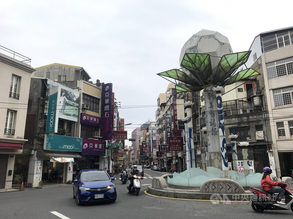 最近一個月來,彰化市有多間餐廳或商店宣布停業,有房仲業者指出,商店關門原因各有差異,不過只要店面位置以及周邊條件好,最後還是能夠租出去。圖為彰化市中華路、和平路交叉口,為市區重要商圈之一。中央社記者吳哲豪彰化攝 109年4月5日