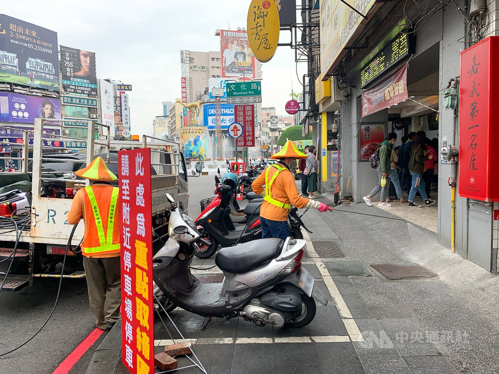 清明連假期間,嘉義縣市湧入觀光人潮,嘉義市政府5日白天在人潮散去的文化路夜市進行全面消毒。(嘉義市政府提供)中央社記者蔡智明傳真 109年4月5日