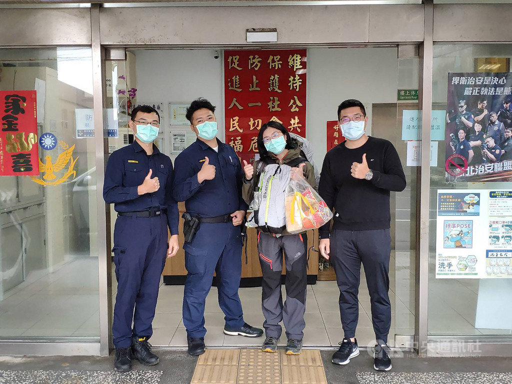 新加坡籍余姓女子(右2)3月中旬抵台後自主隔離14天,結束後赴野柳地質公園觀光,但因旅費不足只好在停車場旁的帆布帳棚內過夜,被員警發現後,將她安置在派出所度過一夜並提供熱食,讓余女感激不已。(新北市警局金山分局)中央社記者王朝鈺傳真 109年4月5日